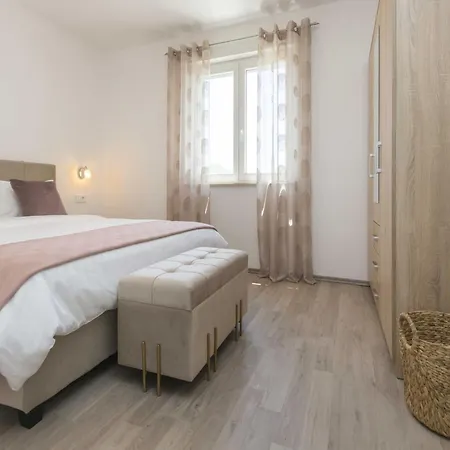 In Labin With Pool & Nearby Apartman Strmac