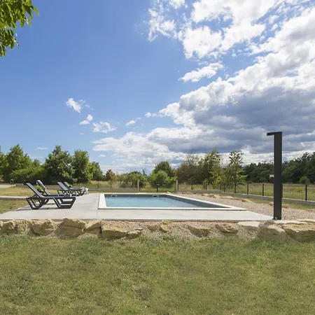 In Labin With Pool & Nearby Apartman