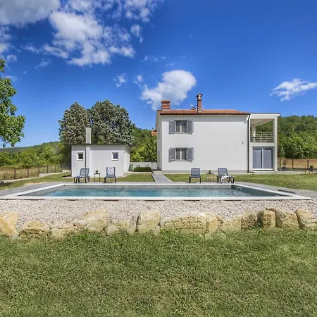 Appartement In Labin With Pool & Nearby