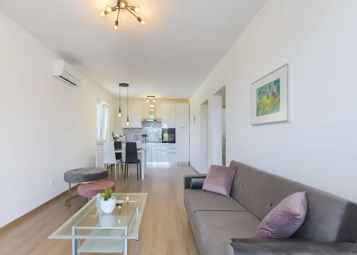 In Labin With Pool & Nearby Appartement *