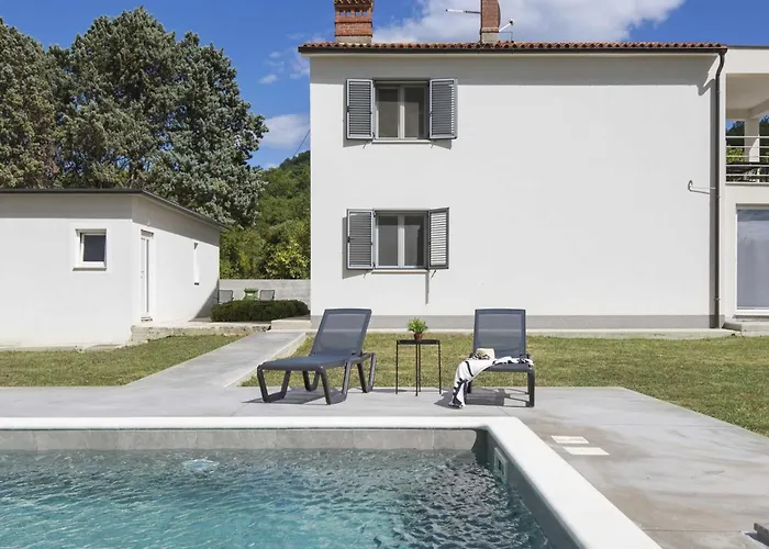 In Labin With Pool & Nearby Appartement *