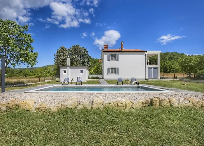 Appartement In Labin With Pool & Nearby
